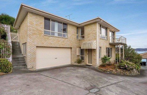 Sandy Bay House | "Seaside Serenity" with views, Sleeps 9, 3 bath