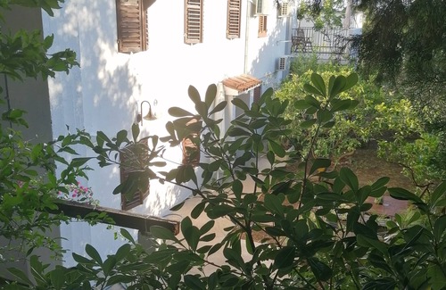 Kaluđerac House | Seaside vintage house. Airy, specific, with a large garden. Pet friendly.