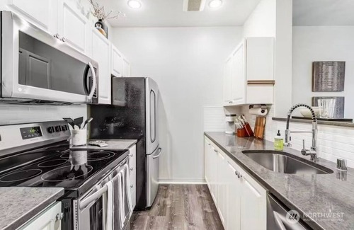 Seattle Condo | Seattle Belltown Penthouse- Parking, Gym, Pool, Spa/99Walk Score