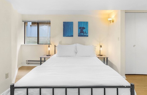East Queen Anne Apartment | Seattle's Apricot Crown - 87 Walkscore