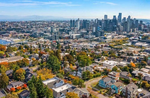East Queen Anne Apartment | Seattle's Orange Crown - 87 Walkscore!
