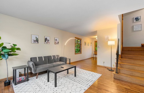 East Queen Anne Apartment | Seattle's Peach Crow 87 Walkscore