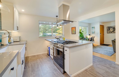 High Point House | Seattle Vacation Home w/Hot Tub: 5 Mi to Downtown