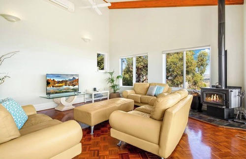 Normanville House | Seaview House - 6 Seaview Crescent Normanville: 3 BR, 1.5 BA House in Normanville, Sleeps 6