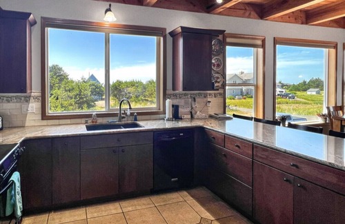 Long Beach House | Seaview - Ocean view home with path to the beach