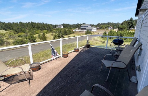 Long Beach House | Seaview - Ocean view home with path to the beach