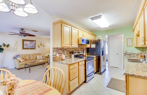 Sebastian Highlands House | Sebastian Home w/Screened Lanai: 8 Mi to Beach!