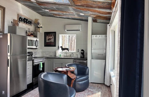 Byrdstown Cabin | Secluded 1 br cabin getaway with AC, WiFi in charming Byrdstown on Dale Hollow