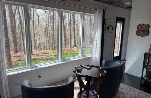 Byrdstown Cabin | Secluded 1 br cabin getaway with AC, WiFi in charming Byrdstown on Dale Hollow
