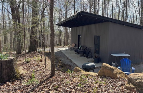 Byrdstown Cabin | Secluded 1 br cabin getaway with AC, WiFi in charming Byrdstown on Dale Hollow