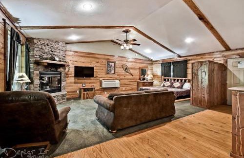 Sylvan Shores House | Secluded 2 story cabin Pool WiFi smart TVs