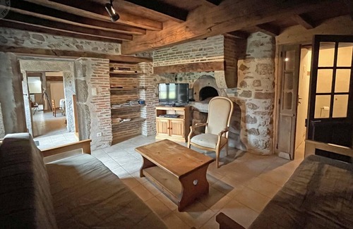 Le Crozet Cottage | Secluded 4-Bedroom Farmhouse with Fireplace, Large Garden & Modern Amenities in Natural Haven