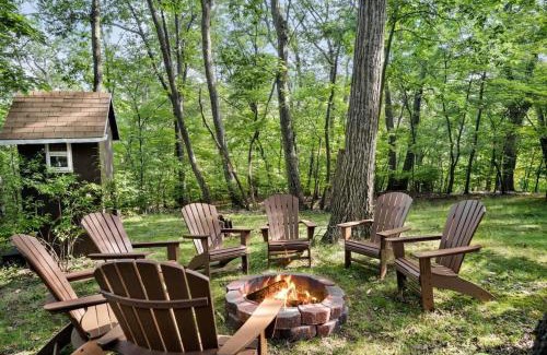 Sleepy Hollow House | Secluded Cabin Hot Tub, Huge Deck, Fire Pit, WiFi