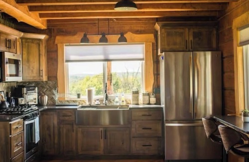 Viola Cabin | Secluded cabin on 75 acres 360 views cedar hot tub infrared sauna outdoor Shower