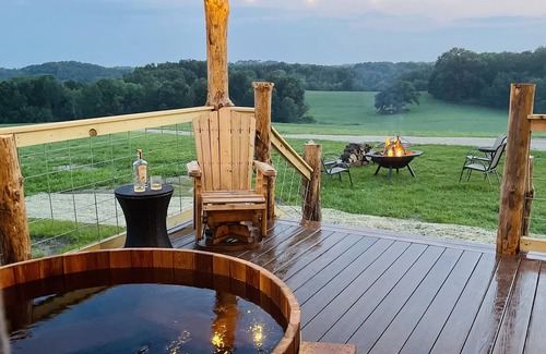 Viola Cabin | Secluded cabin on 75 acres 360 views cedar hot tub infrared sauna outdoor Shower