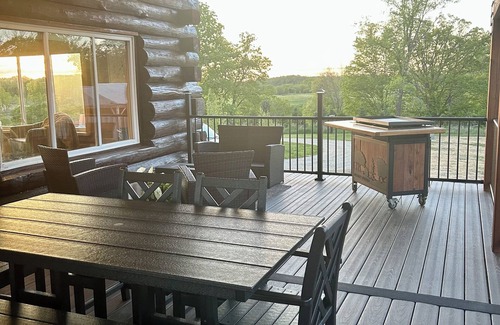 Viola Cabin | Secluded cabin on 75 acres 360 views cedar hot tub infrared sauna outdoor Shower