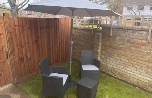 Camberley Apartment | Secluded Cosy Annex with free parking. Sleeps 4