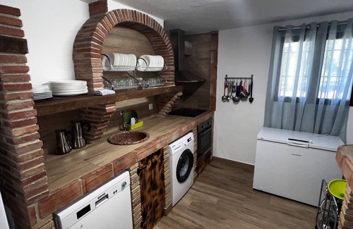 Campocamara Cottage | Secluded Cottage with Mountain Views and Adventure Activities, Sleeps 12-14