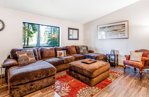 Easton Cabin | Secluded Dog-Friendly Home W/ Acreage, Free WiFi, Full Kitchen & More!