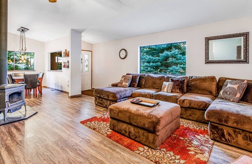 Easton Cabin | Secluded Dog-Friendly Home W/ Acreage, Free WiFi, Full Kitchen & More!