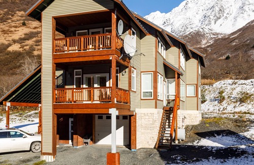 Eagle River House | Secluded duplex with amazing views - walk to backcountry skiing & hiking