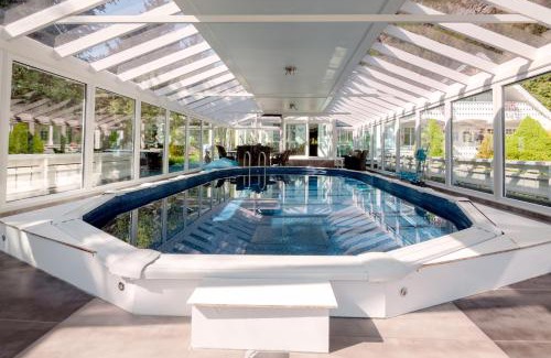 Valberg Villa | Secluded house in Lofoten-Private swimming pool!