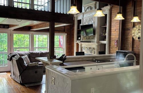 Omaha Cabin | Secluded Lakehouse Nestled in the Ozark Hills