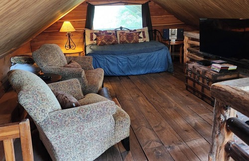Brenham Cabin | Secluded Log Cabin with Hot Tub at Scenic Hill Retreat