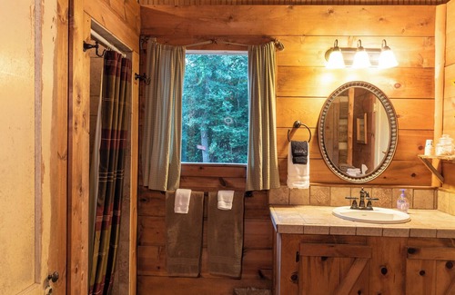Brenham Cabin | Secluded Log Cabin with Hot Tub at Scenic Hill Retreat