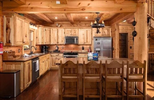 Helen Cabin | Secluded Mountain Views | Hot Tub | Pickleball