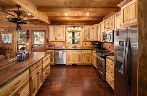 Helen Cabin | Secluded Mountain Views | Hot Tub | Pickleball