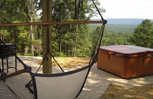 Berkeley Springs Ski Chalet | Secluded,Mountain View, House, Hot tub, Wifi, King beds, Near Cacapon State Park