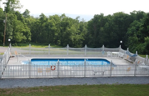 Robertsdale Cabin | Secluded Mountain Cabin Getaway Near Raystown Lake : Sleeps 6 + Pool & Fire Pit