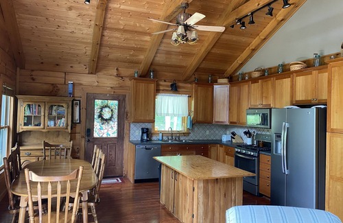 Peaks Cabin | Secluded Mountain Top Cabin with Game Room in Bedford