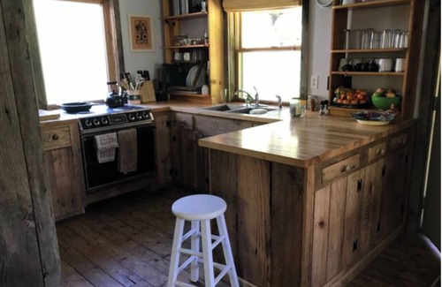 Davis House | Secluded River access , restored farmhouse along Dry Fork River