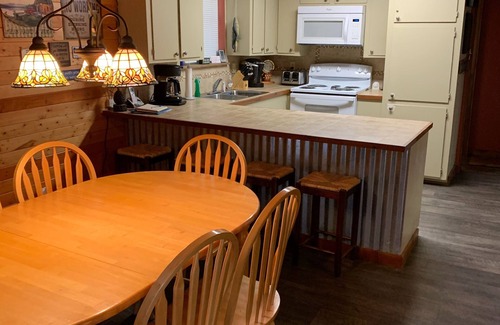 Broaddus House | Secluded, Sam Rayburn Lakefront Cabin. Perfect Getaway for Hunters and Anglers.