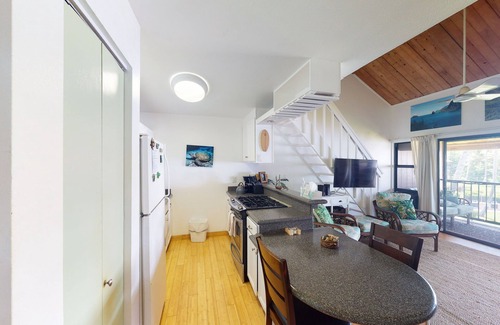 Kaunakakai Condo | Secluded, third-floor condo with ocean views, WiFi & outdoor pool