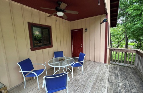 Highland Apartment | Secluded treehouse studio in vibrant Austin 5 miles to downtown or 3 miles to UT