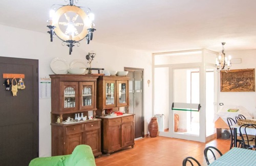 Bianchi Villa | Secluded Villa in Parenti with Garden