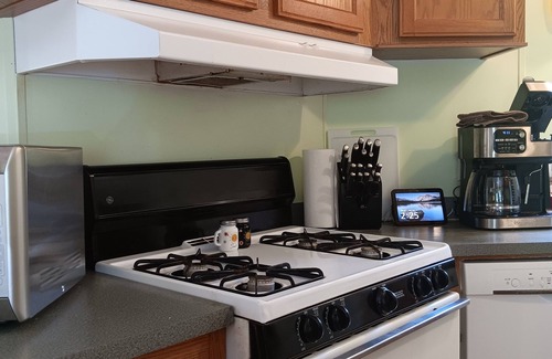 Fitzwilliam House | Secluded waterfront 2-bedroom/2 bath on private 152 acre Sportsman's Pond.