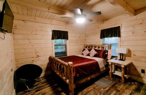 Mannsville House | Secluded Wooden Cabin with Fire Pit, Barbecue and Hot-tub in Campbellsville, Kentucky