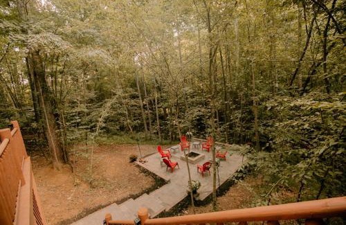 Mannsville House | Secluded Wooden Cabin with Fire Pit, Barbecue and Hot-tub in Campbellsville, Kentucky