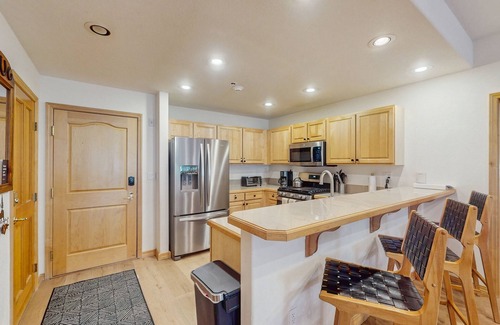 Edwards Condo | Second-floor condo in Arrowhead Village with pool & hot tub - steps to ski lift