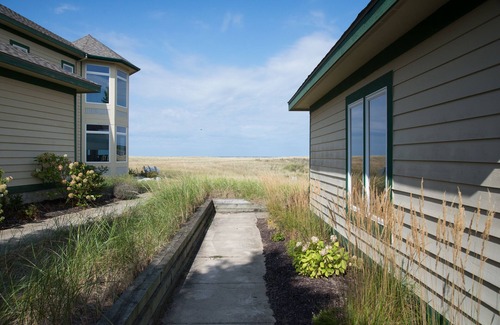 Manistee Condo | Second Floor Lake Michigan Condo with Sunset Views