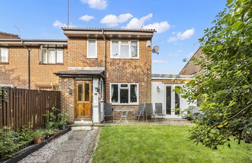 Broadbridge Heath House | Secret Garden with Free Parking
