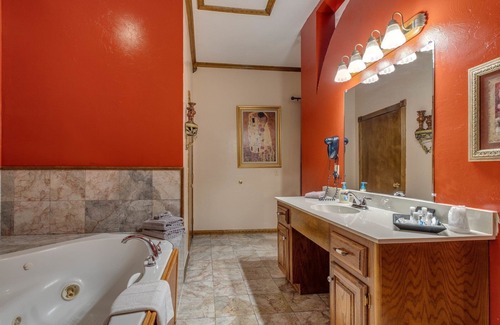 Norman Bed & Breakfast | Secret Rose Suite at Whispering Pines Inn
