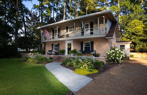 Elizabeth City House | Secret Treasure-1.5 acres- Amazing Backyard!