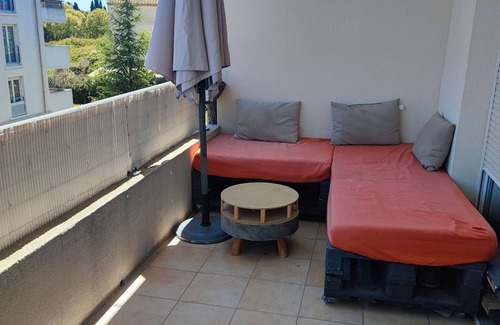 Le Merlan Apartment | Secure apartment close to all amenities.