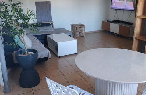 Le Merlan Apartment | Secure apartment close to all amenities.