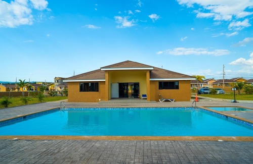 Old Harbour House | Secure Resort Vibes Getaway - Colbeck Manor Old Harbor - Gated, pool, gym